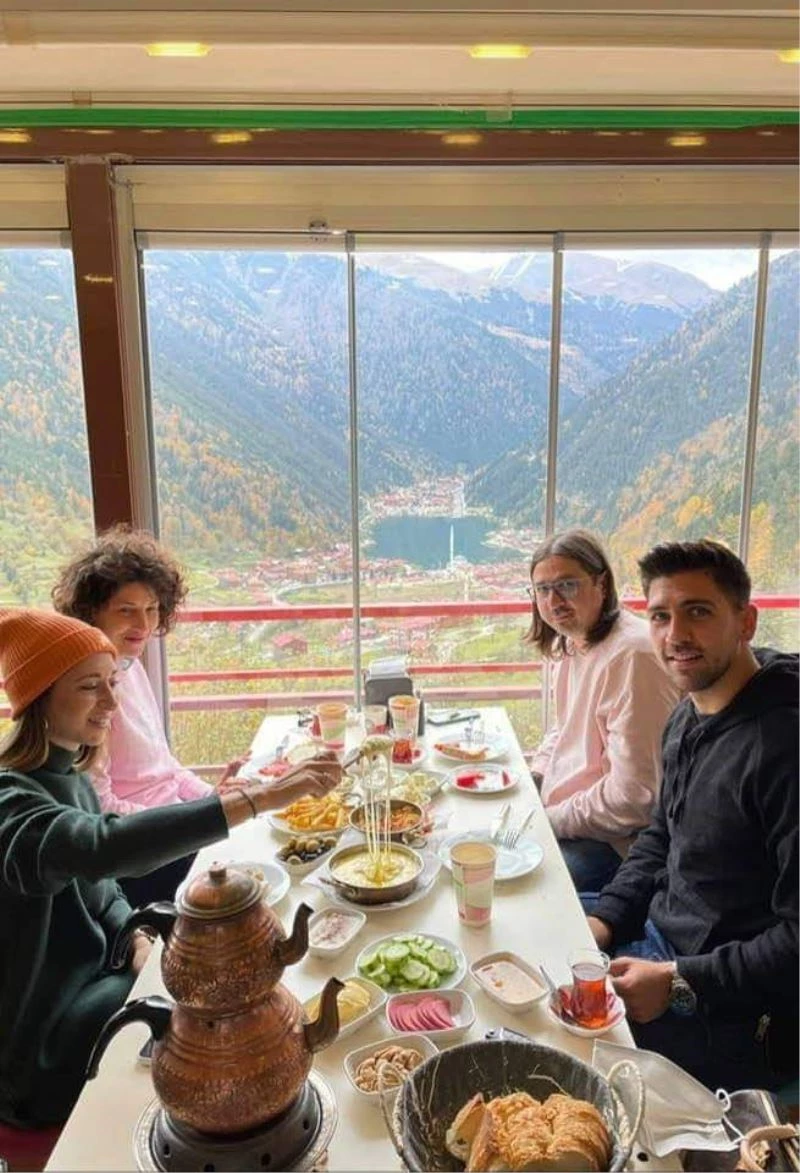 Bakasetas sevgilisi ile Uzungöl’ü gezdi
