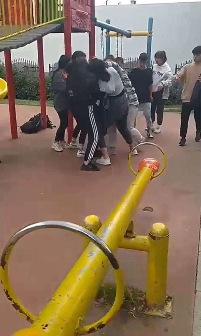 Esenyurt’ta kızların saç saça kavgası kamerada
