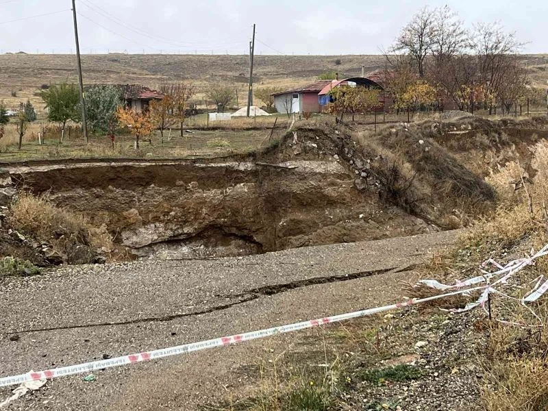 Endişe uyandıran göçükler
