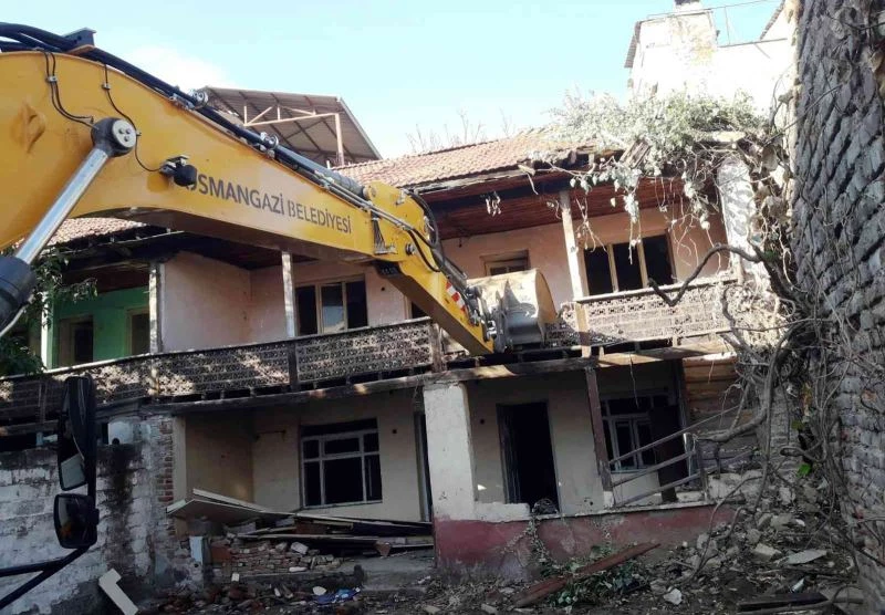 Bursa’da madde bağımlılarının mesken tuttuğu metrûk binalar yıkılıyor
