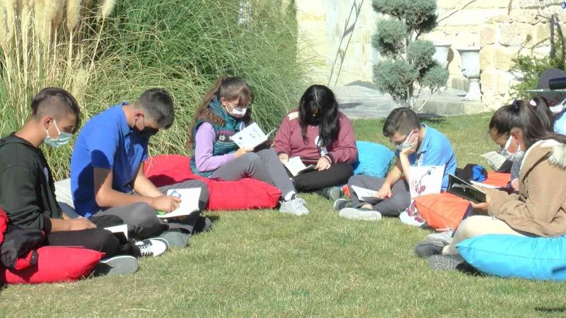 Peribacaları arasında kitap okudular
