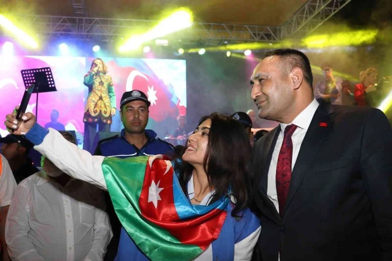 Karabağ Zaferinin coşkusu Azerin konseriyle yaşandı
