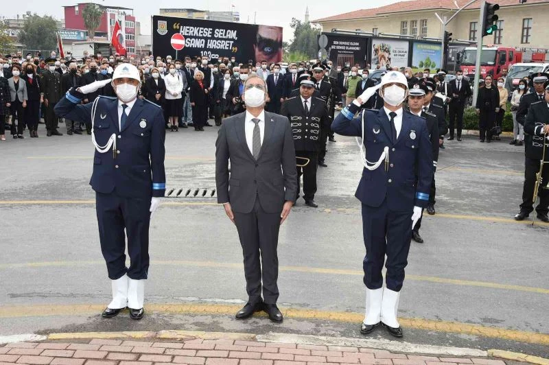 Tarsus Belediyesi, belediyeye gelen vatandaşlara Nutuk kitabı dağıttı
