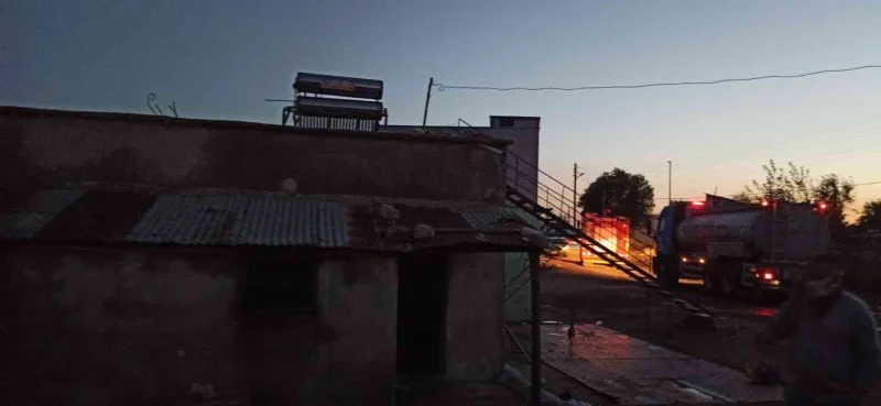 Sarımsak hasadına giden çiftçinin evi yandı
