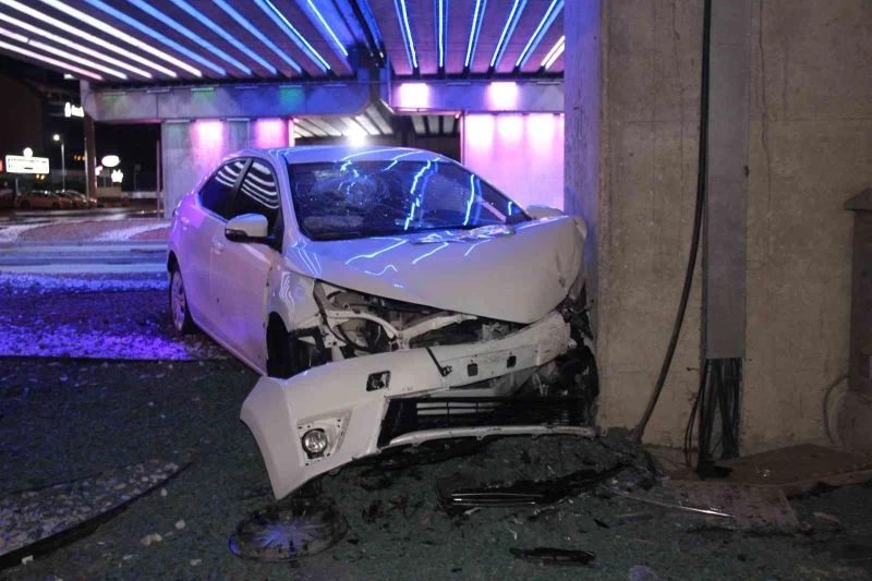 Alkollü sürücü, otomobille köprülü kavşağın ayağına çarptı: 3 yaralı
