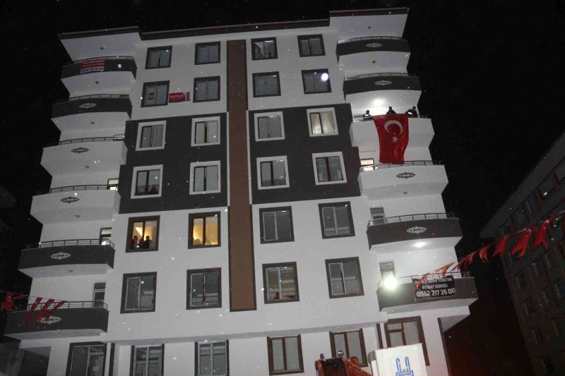 Şehidin baba ocağı Türk bayraklarıyla donatıldı
