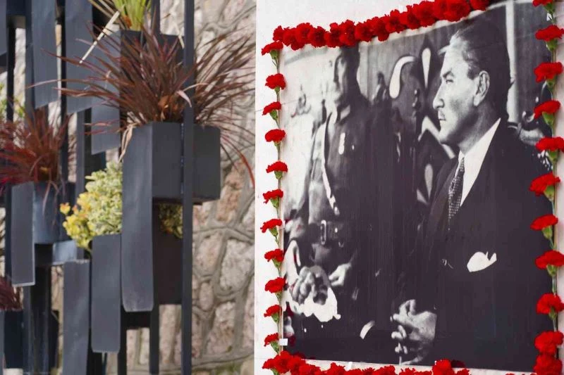 Atatürk’ün fotoğraf karelerinin bulunduğu 100. Yıl Duvarı karanfillerle donatıldı
