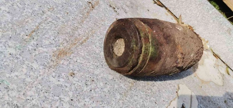 Bahçesinde çalışırken tanksavar bombası buldu
