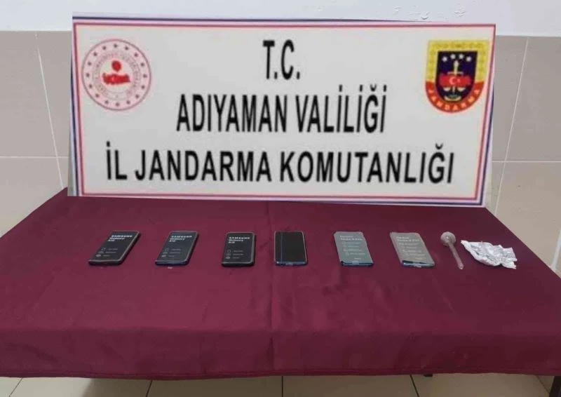 Şüpheli araçta kaçak cep telefonları ele geçirildi
