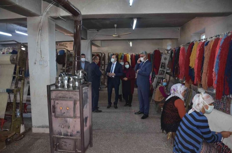 Kaymakam Pamuk kilim dokuma atölyesini inceledi
