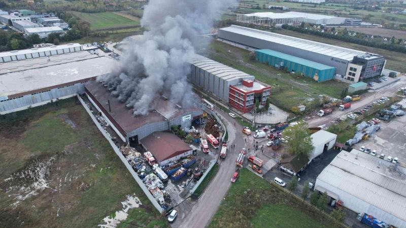 Kocaeli’ndeki fabrika yangını sürüyor

