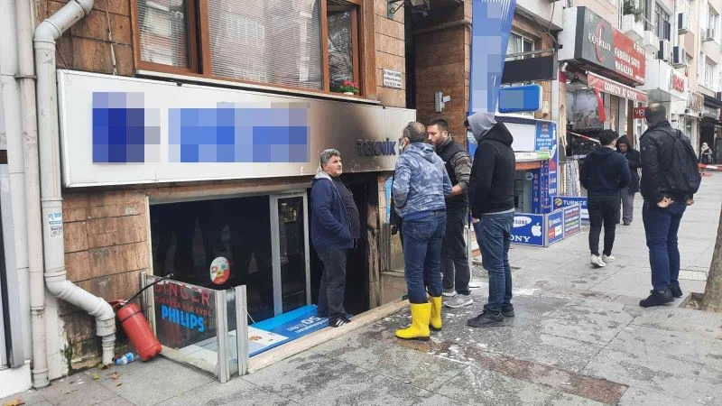 Kahve almak için dışarı çıktı, döndüğünde iş yerini alevler içinde buldu
