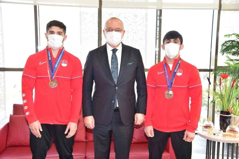 Başkan Ergün, milli güreşçileri ağırladı
