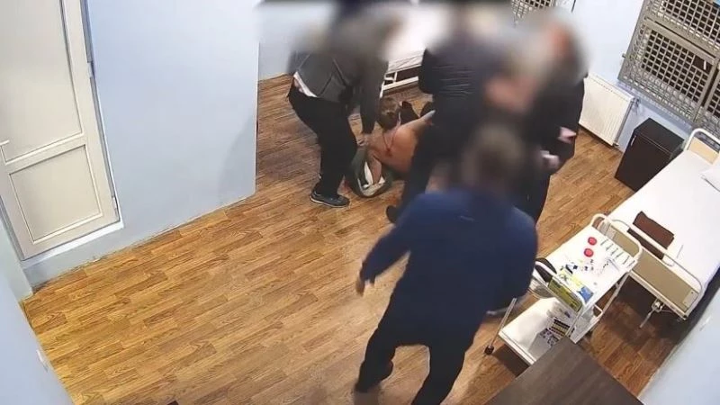 Gürcistan eski Cumhurbaşkanı Saakaşvili’nin cezaevi hastanesine kaldırılma görüntüleri yayınladı
