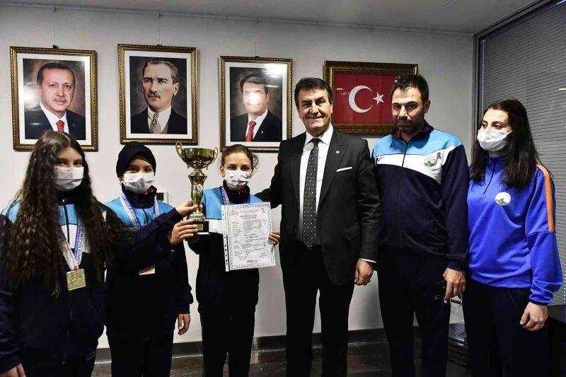 Başkan Dündar rekortmen atıcılarla buluştu
