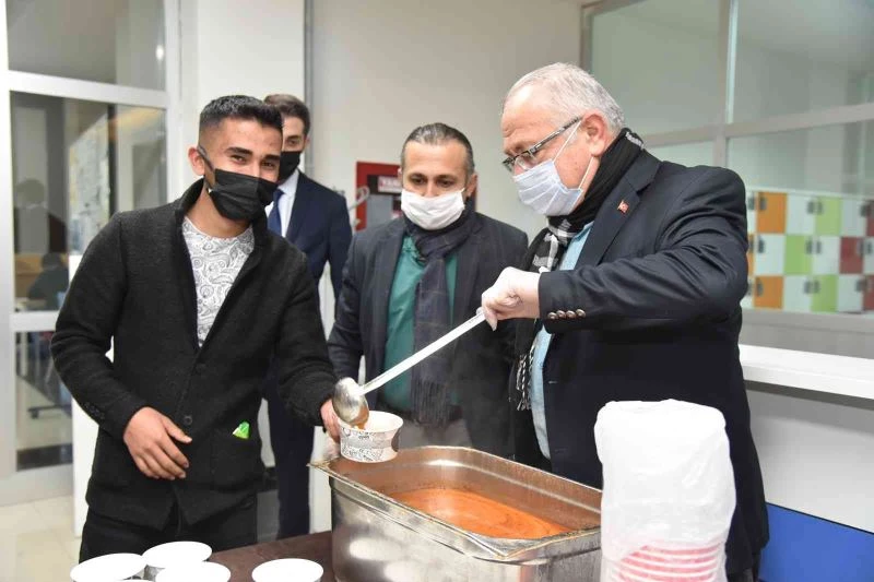 Rektör Namık Ak, ders çalışan öğrencilere çorba ikram etti
