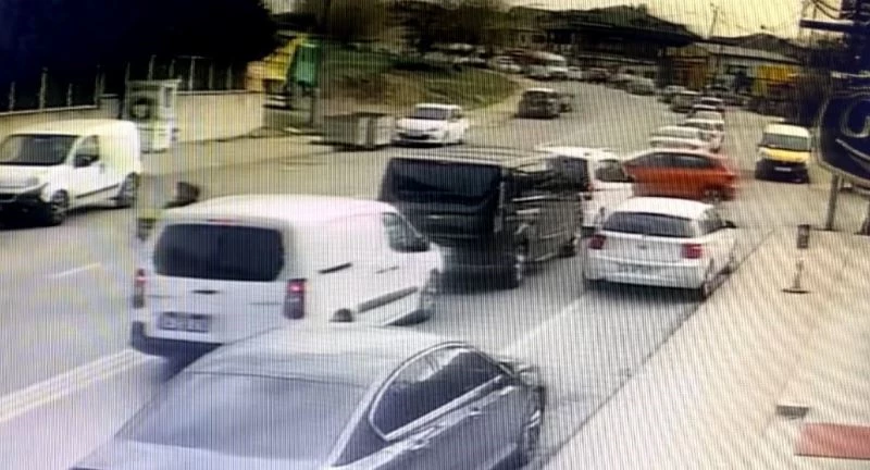 Hatalı sollama yapan kuryenin otomobille çarpışması kamerada

