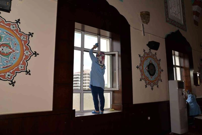 Camiler cuma namazı için pırıl pırıl
