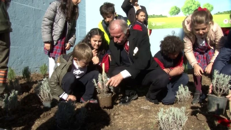 Bayrampaşa’da ilkokul öğrencilere 16 bin meşe palamudu dağıtıldı
