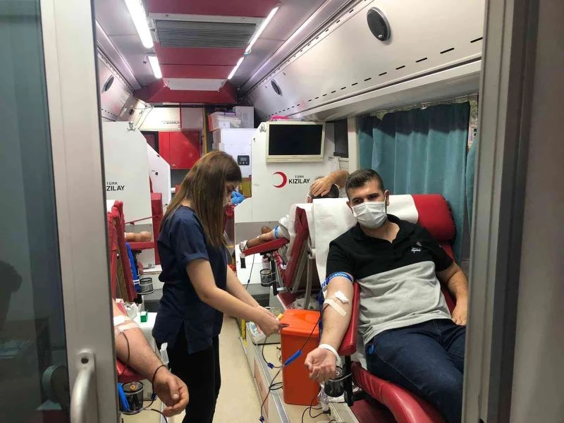 Gönül Elçileri liselilerle birlikte kan bağışında bulundu
