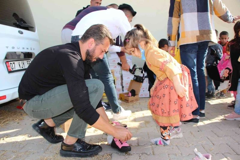 Aydın’dan, Şırnaklı çocuklara kırtasiye ve giyecek yardımı
