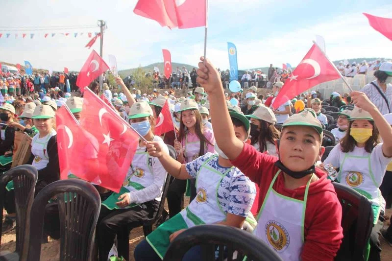 125 bin fidan toprakla buluşturuluyor
