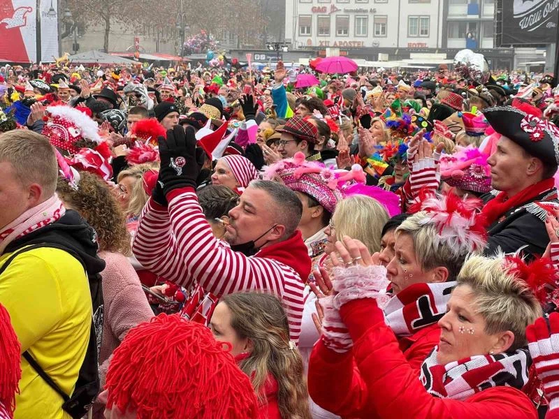 Almanya’da vaka rekoruna aldırış etmeyen binlerce kişi karnavala koştu
