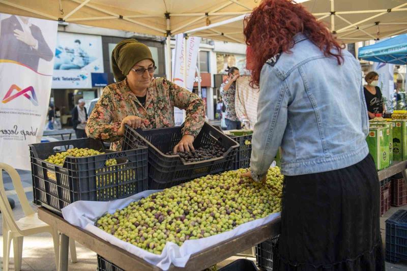 Üretici kadınlar, zeytin ve zeytinden ürettikleri ürünleri satışa sundu
