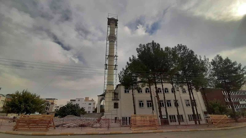 Eğri yapılan iki minare yıkılıyor
