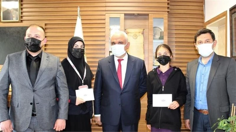 Şiir ve kompozisyon yarışmasında dereceye giren öğrenciler ödüllerini aldı
