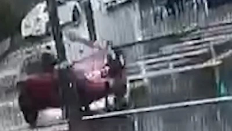 Karşıdan karşıya geçmeye çalışırken otomobil böyle çarptı
