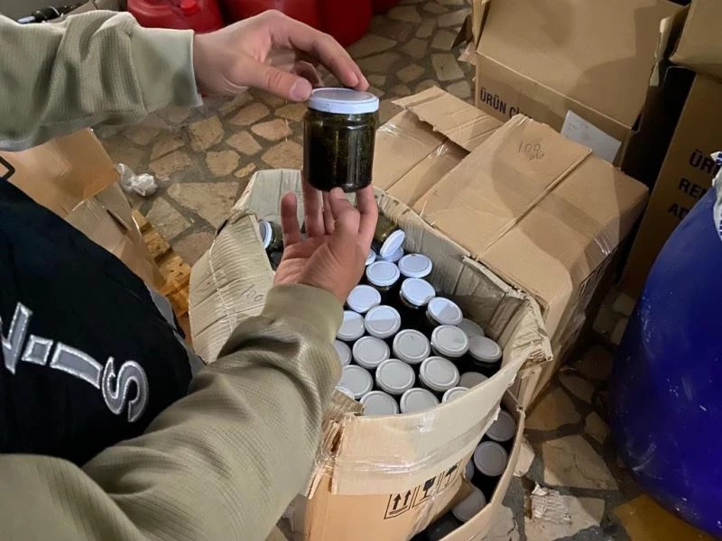 İstanbul’da 4 bin hap ve 7 bin 963 macun ele geçirildi
