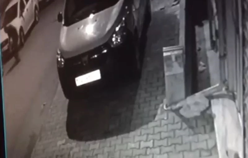 Küçükçekmece’de bir aracın lastiklerini kesip kaçtı
