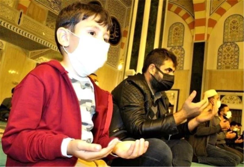 Uzun bir aradan sonra sosyal mesafesiz saf düzeninde namaz kılındı
