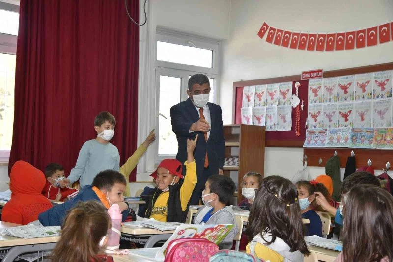 Milli Eğitim Müdürü Ekici öğretmen ve öğrencilerle bir araya geldi
