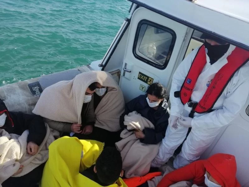 Yan yatan teknedeki 9 düzensiz göçmen kurtarıldı, 1’i öldü
