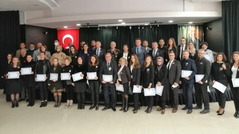 Başarılı öğretmen ve idarecilere başarı belgesi
