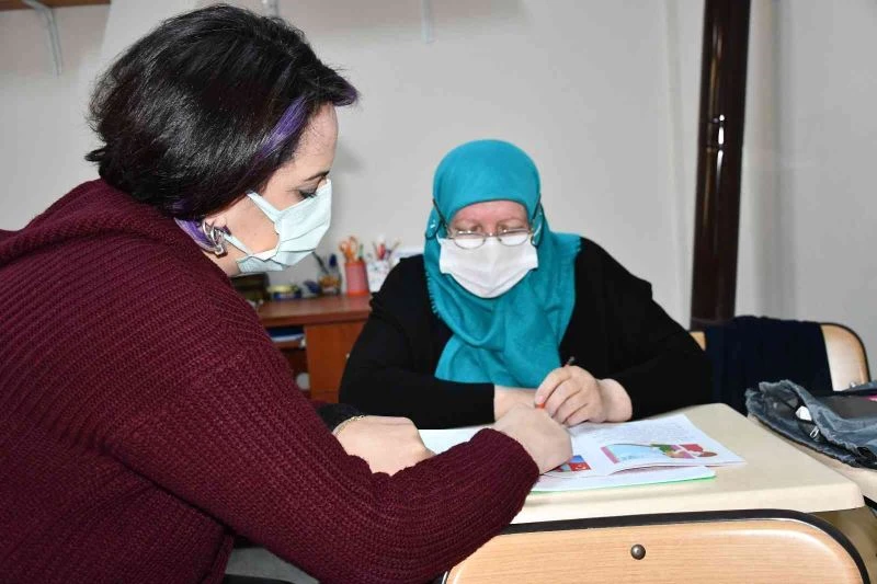 Yaşlı teyzeler, okuma azimleri ile gençlere taş çıkarıyor
