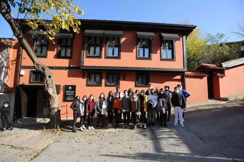 Nilüferli öğrenciler müzikten dramaya Gülten Akın şiirlerini öğrendiler
