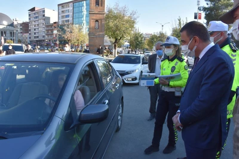 Siirt’te sürücülere “Bi Hareketine bakar Hayat” sloganıyla emniyet kemerine dikkat çekildi
