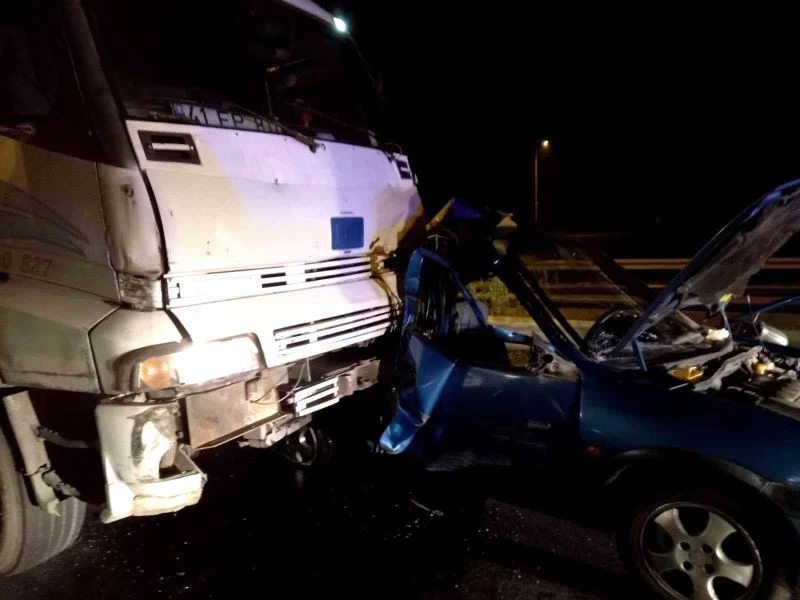 Kamyonun biçtiği otomobil kağıt gibi ezildi: 3 yaralı
