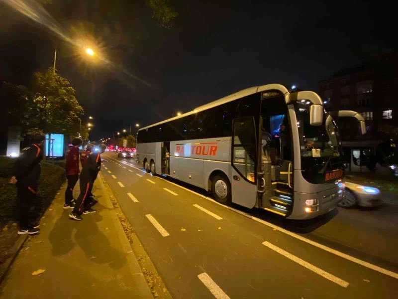 Otobüs bozuldu Ümit Milli Takım maça yetişemedi!
