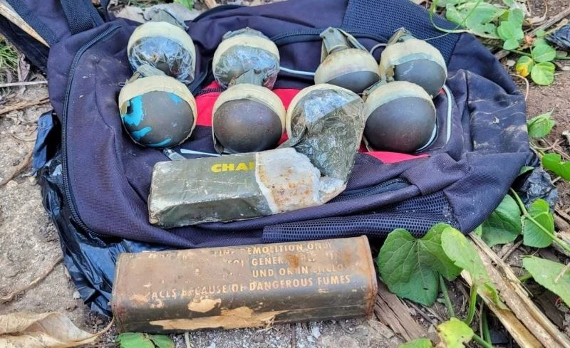 El Salvador’da ordunun baskınlarda ele geçirdiği silahlar sergilendi
