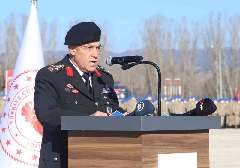 Mezun olan 2 bin 167 uzman erbaş yemin etti: Komandoların gösterisi nefes kesti
