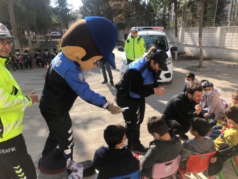 Maskot polislerden sınırdaki çocuklara sürpriz
