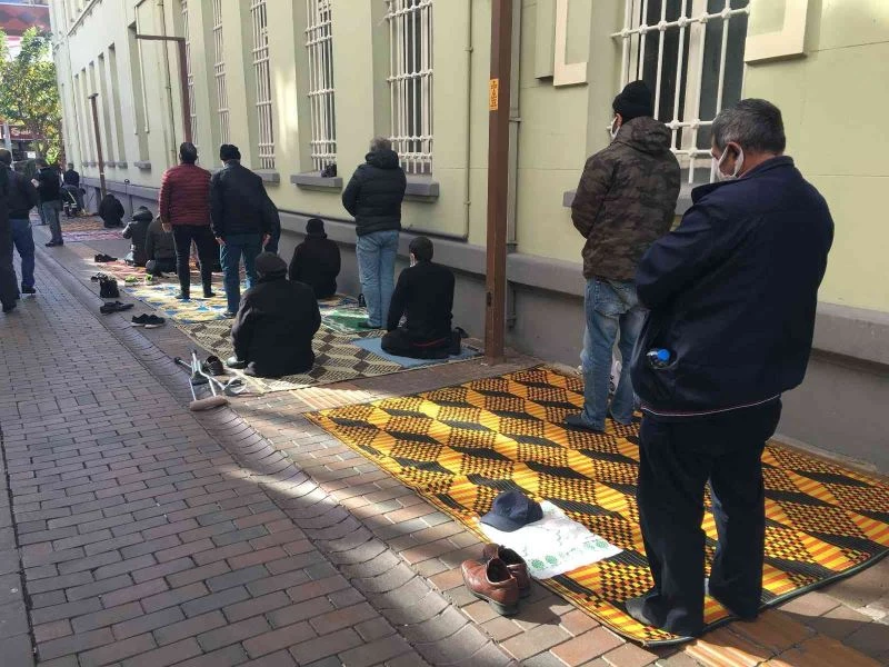 Cemaat soğuk havaya rağmen cuma namazını caddede kıldı
