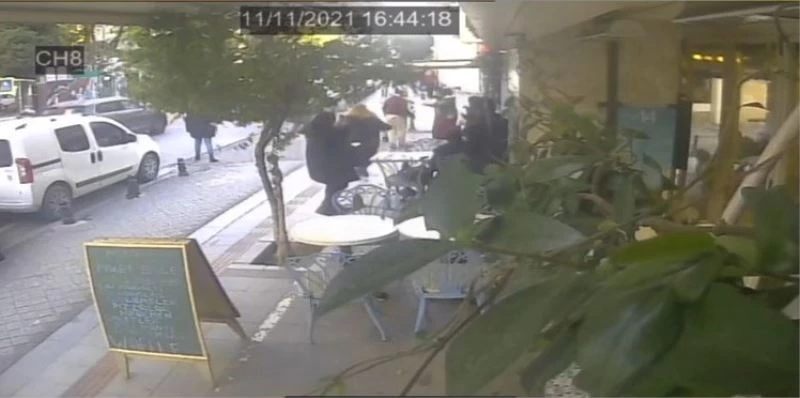 Kadıköy’de gazeteci Mine Kırıkkanat’a saldırı anı kamerada
