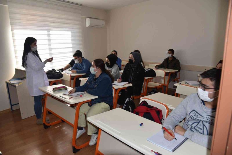 Öğrenciler YEGEM ile sınavlara hazırlanıyor
