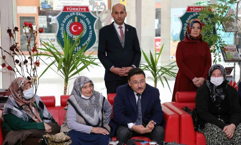 Valisi Çiçek şehitler için okutulan hatim duasına katıldı
