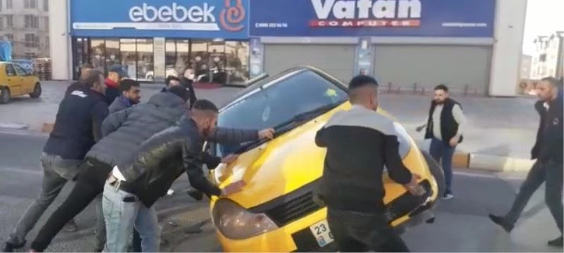 Elazığ’da yan yatan otomobili vatandaşlar düzeltti
